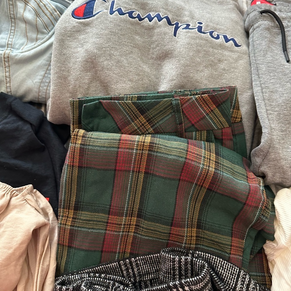 Assorted large clothes - Picture 5 of 9